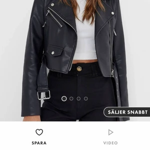 Skinnjacka från Stradivarius - Den är i nyskick och har bara använt 2ggr. Säljer den på grund av att den inte används. Köptes för 359 säljs för 200 + frakt. Skriv för fler bilder :)