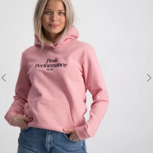 Peak performance hoodie - Sparsamt använd och en blandning av rosa/Lila i storlek 160 