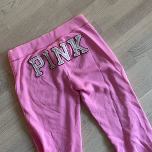 Victoria’s Secret Lågmidja Mjukisbyxor  - Low Waist Mjukisbyxor från Victoria’s Secret PINK. Väl använda men i bra skick! Möts upp i Stockholm eller så står köparen för frakt 💞
