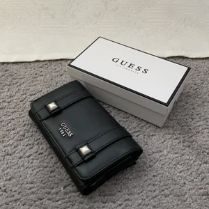 Guess plånbok - Rymlig plånbok (iPhone 11 får plats tex), kvitto och box kvar