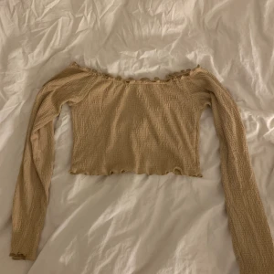 Off shoulder topp -  Beige topp med räfflat tyg i fint skick!