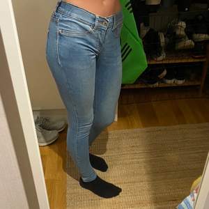 Lågmidjade jeans från Gina.skönt material 