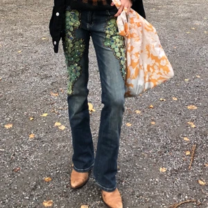 jeans - sjukt häftigt utsmyckade jeans som jag kör budgivning på o får jag ett bra pris säljer jag de💕