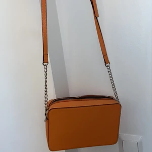 En organe väska  - En organe fin väska som är fin och Stiker ut och har aldrig användas men tyvär så kommer den inte till användning alls därför valde jag o sälja den 🥰hör av dig gärna om du är intresserad 