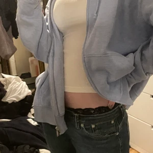 Blå tjocktröja - Säljer denna as mysiga tröjan från hm ! Jag har knappt använt den så den är i nyskick, jättebra inför hösten <3