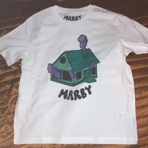 Märket är Marby Club, unisex, finns i S, M och L