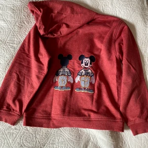 Musse pigg hoodie - Gullig hoodie från Humana sthlm! Passar xs-s 