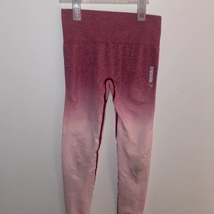 Gymshark tights - Gymshark tights, så fin färg. Tyvärr har det blivit lite mörkt på knäna (förmodligen från nån maskin på gymmet) annars väldigt fina. Går säkert att behandla/tvätta. 