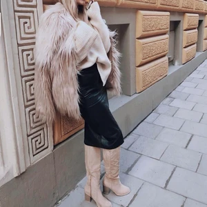 Skinn kjol - En faux skinn kjol en pennkjols modell, dragkedjan är lite sönder längst upp