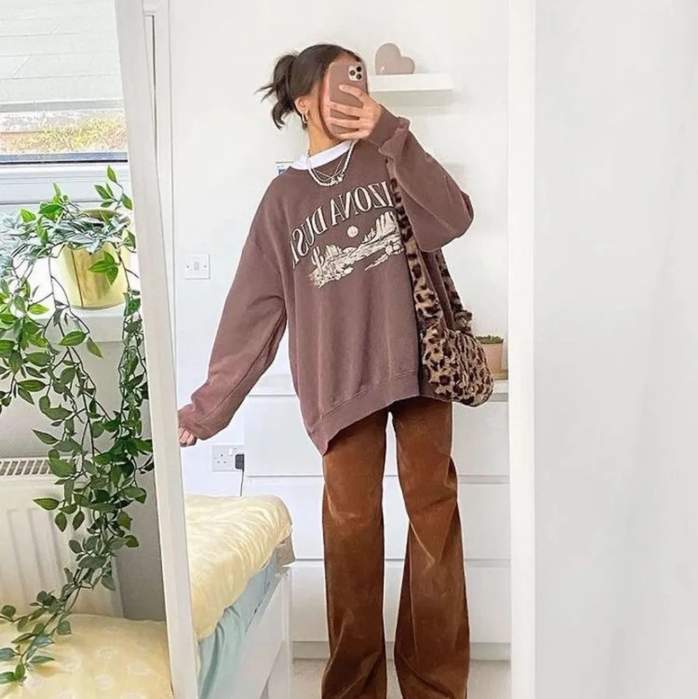 Snyggaste bruna populära sweatshirten från Pull & Bear 🤎 Perfekt nu till hösten 🍂 🍁. Tröjor & Koftor.