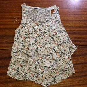 Blommig topp - Söt topp storlek s. 15 kr.Samfraktar vid köp av flera varor för 66 kr 🌸❣📦