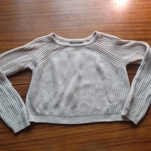 Rosa stickad  - Stickad kortare tröja xs. 29 kr. Samfraktar vid köp av flera varor för 66 kr 🌸❣📦