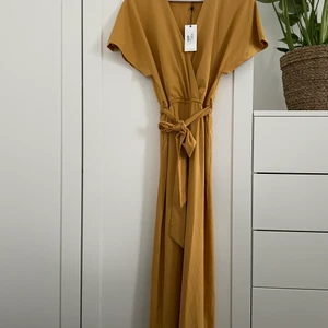 Dry lake byxfress - Helt ny byxdress från dry lake, lappar kvar. Köptes till bröllop men kom aldrig till användning.  Storlek S. Normal storlek, passar mig som är 1.75 lång.  Nypris 999:- 