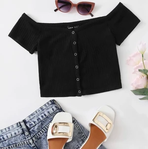 topp med knappar - Söt svart top från shein, kan bäras offshoulder eller som t-shirt ish