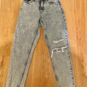 Jeans - Ett par high waist jeans som tyvärr är försmå, dem är aldrig använda. 