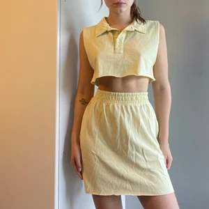 Ljusgult set - Missguided storlek 34 - Megasnyggt set från Missguided, köpt från Nelly. Passar som det är men även snyggt under kavaj och jeansjacka. Säljer pga att jag aldrig använder det. Endast använd vid ett tillfälle.