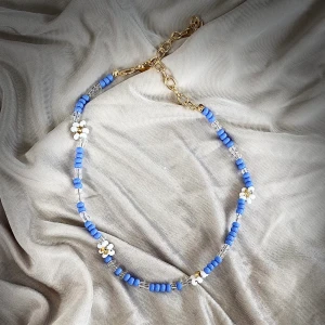 ~flower necklace~ - Här får ni se flower necklace. Det passar till mycket och är fint att ge bort till familj eller vänner. Den kostar 50kr.🥰❤️. Hoppas att ni tycker om det🥰❤️