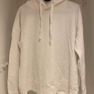 Detta är en vit hoodie som är lite tunnare än vanligt, vilket kan vara väldigt skönt på lite varmare dagar. Den är köpt från lager 157🥰  Den är använd ett fåtal gånger bara, 69 + frakt