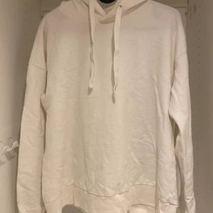Hoodie - Detta är en vit hoodie som är lite tunnare än vanligt, vilket kan vara väldigt skönt på lite varmare dagar. Den är köpt från lager 157🥰  Den är använd ett fåtal gånger bara, 69 + frakt