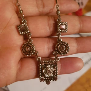 Halsband  - Superfint halsband silver75kr plus frakt. Jätte fint . Guld färg pilgrim 120kr