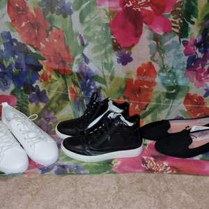 Helt vita skor med vågor på sidan,sommar skor svarta utanpå rosa innan för,svarta skor lite höga vita innanför 