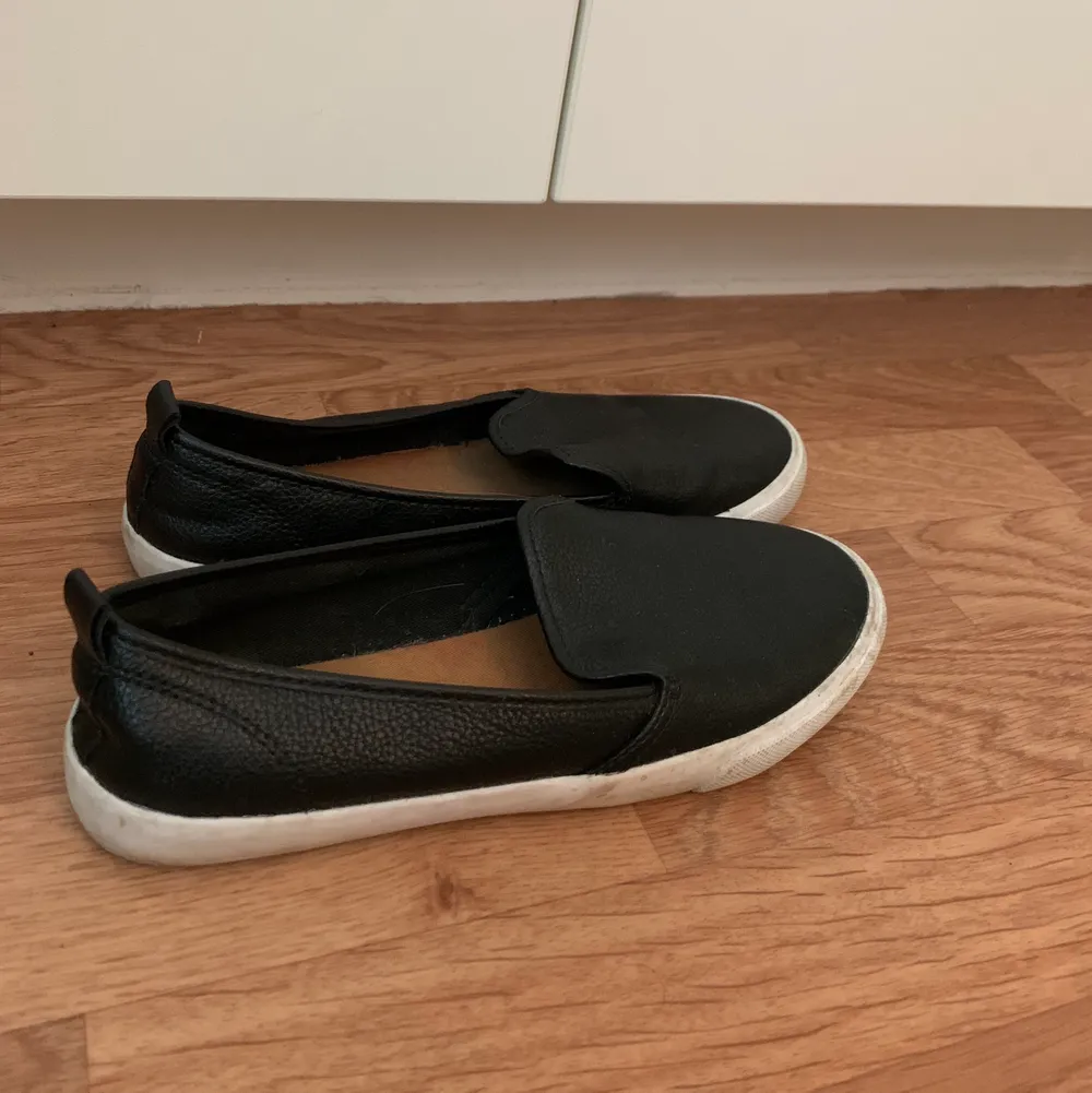Slip in skor i svart ”läder”🌼 Frakt tillkommer😊. Skor.