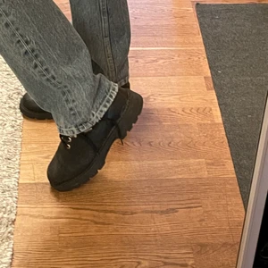 Äkta skinnskor  - Skor i äkta skinn från märket Rhode. Skulle säga att dom är stora i storleken. Smutsen är borttorkad!