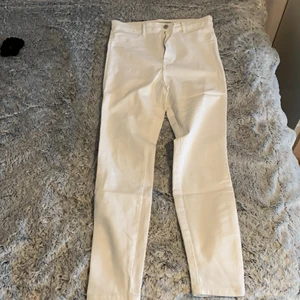 Jeans  - Säljer dessa snygga jeans, det är från zara, obs liten i storleken💖