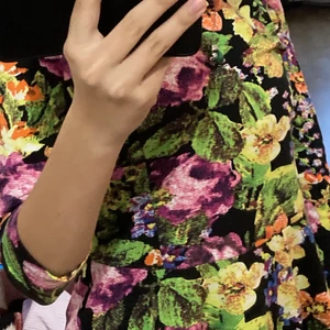 Blommig blus - Blommig blus. Fått men är köpt från bikbok och aldrig använt. Pris och frakt diskuteras med köpare🌸💐🌺🌷