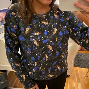 Sweatshirt  - Fin sweatshirt från Acne! Bra skick! Strl M från herravdelningen! Sitter som en S/M dam på mig som är 170cm lång! Budgivning startar på 50kr.
