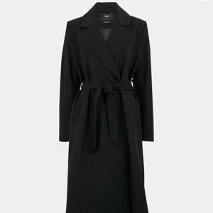 Svart kappa från bikbok - Köpte denna jätte fina populära kappan på bikbok förra året, super fin passar till allt. Den är väldigt varm så den går att ha på vintern också. Köpte den för 900kr och säljer för 450kr