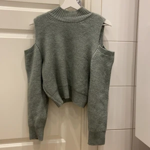 Tröja  - Tröja från Gina Tricot i storlek M. Fin detalj med öppet i axlarna. (Säljer kläderna på min sida billigt i samband med flytt). Eventuell frakt står köparen för. 
