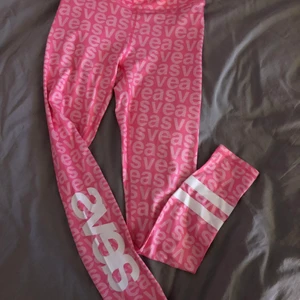 Träningsbyxor  - Säljer dessa rosa träningsbyxor från SVEA i storlek small. Använd max 5 gånger och då i fint skick. Köparen står för frakten!