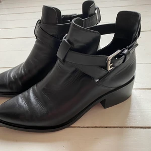Cut out ankle boots other stories  - Svarta cut out ankel boots i läder. Jättefint skick. Finns fler bilder. Nypris 1500kr