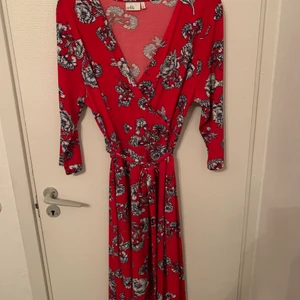 Blommig sommarklänning  - Sommarklänning i st: Xl, men är betydlig störa om man frågat mig. Aldrig använd 