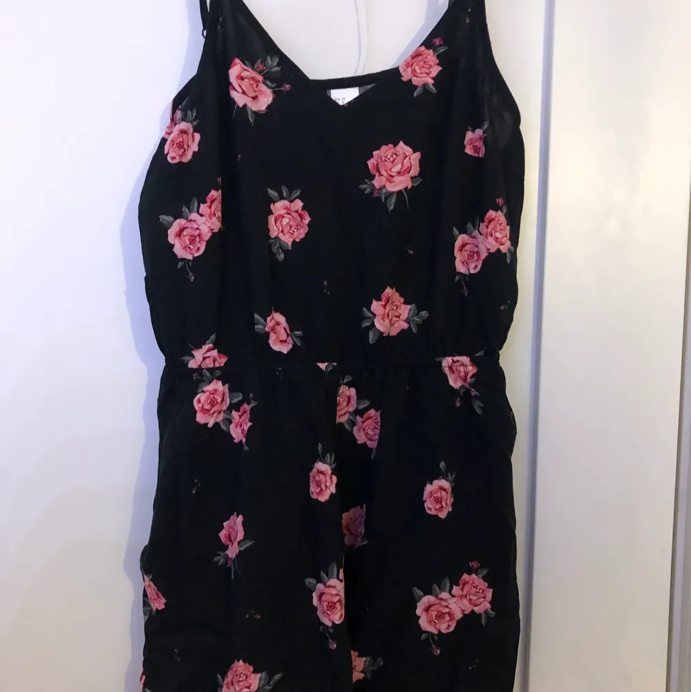 Säljer denna svarta dress med rosa blommor på i storlek 36. Den har justerbara band.                   Köparen står för frakten!   . Övrigt.