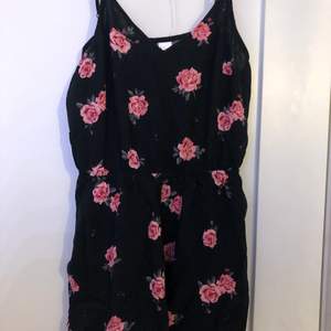 Säljer denna svarta dress med rosa blommor på i storlek 36. Den har justerbara band.                   Köparen står för frakten!   