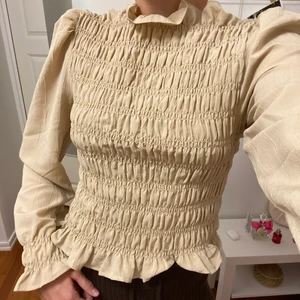 Topp  - Topp från H&M, nyskick❤️ storlek S. 70 kr 😘