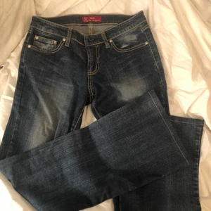 Lågmidjade utsvängda jeans! - Säljer mina jätte fina lågmidjade jeans med detalj på bakfickorna! Skulle säga att dom e S/26-27, knappt använda!