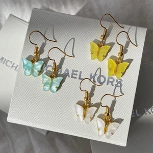 Linnea 🦋✨ - Guldpläterade örhängeskrokar med fjärilsberlocker. Örhängena är självklart nickelsäkra! 25% av all vinst doneras till Barncancerfonden! Pris: 79kr per par (inklusive frakt) 🧚🏼‍♂️