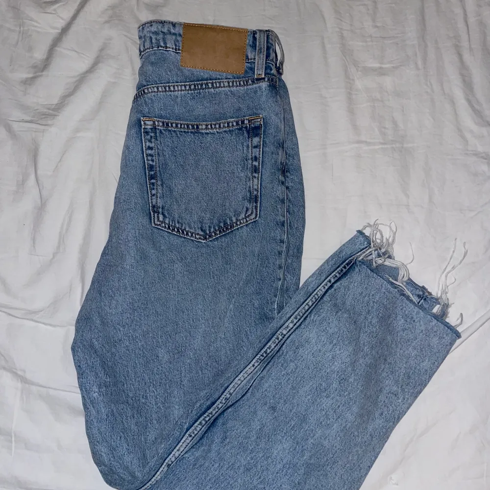 Blåa jeans från H&M i stl 38. Jeans & Byxor.