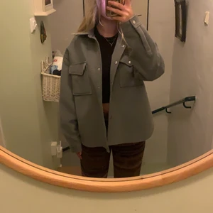 Jacka  - Jättefin höstjacka från Gina Tricot. I storlek 36 men oversized. Modellen sitter som en skjorta och materialet är flecceliknande.