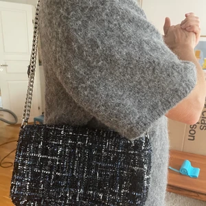 Väska - En blå/ silvrig väska som man kan ha på två olika sätt antingen på axeln eller som en crossbody väska!!💙