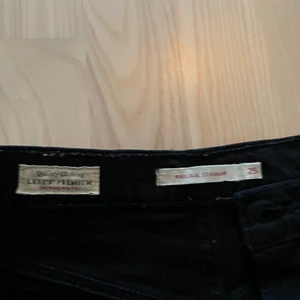 Levis jeans 650kr - Ett par riktigt snygga Levis jeans som sitter lite längre ner än ankeln på mig som är 160 cm , dem har en hög midja . Ny pris 1200
