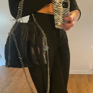 Stella McCartney liknande väska  - Säljer min fina Stella McCartney liknande väska (inte äkta)! Den är som ny och har inga defekter, använd ca 10 gånger! Denna väskan är den mindre varianten. Buda vad ni känner för att lägga på väskan! 💚⭐️
