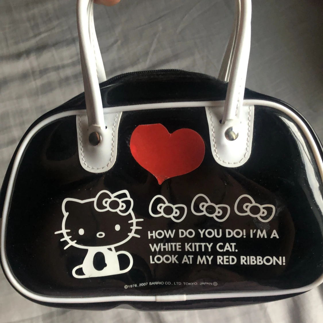 jättesöt hello kitty väska 