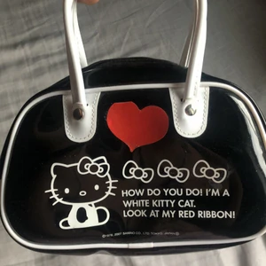 jättesöt hello kitty väska  - säljer en urgullig hello kitty väska om tyvärr inte kommer till användning. väskan är lite smutsig men är annars i bra skick💕