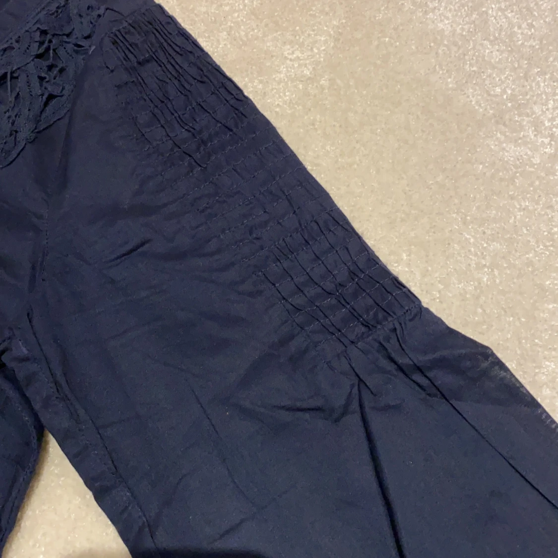 Blå blus/tröja med fina detaljer. - 91