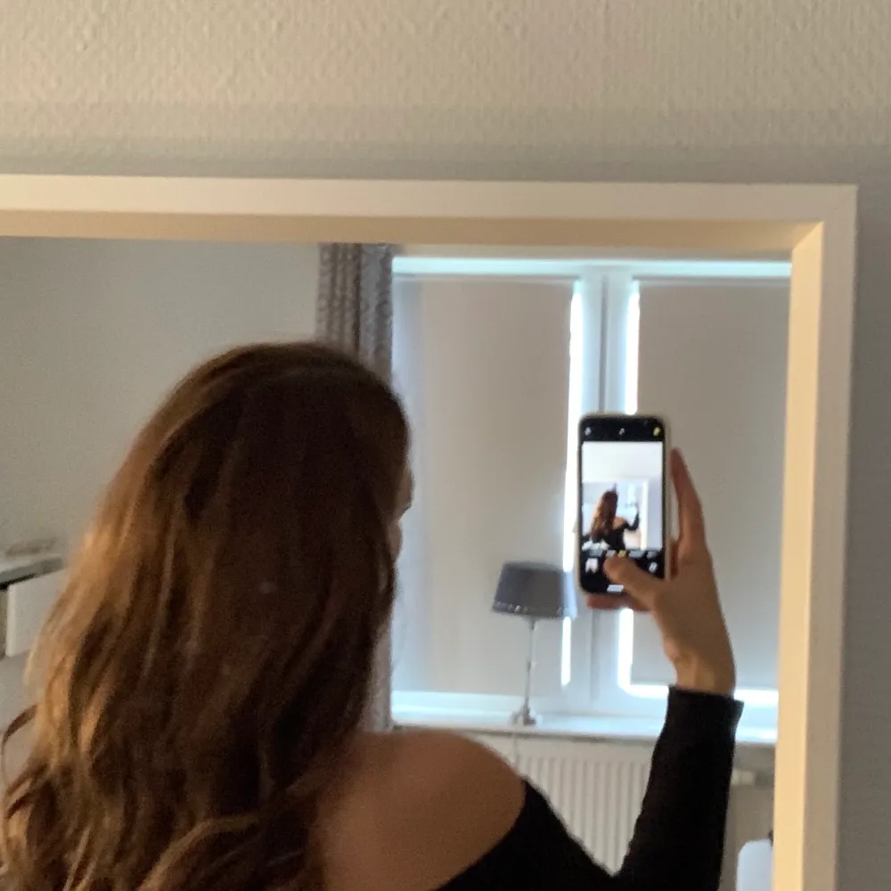 Off shoulder topp från Gina tricot i strl S men passar även som M. Håller sig på plats och är väldigt fin och dessutom i bra skick! . Toppar.