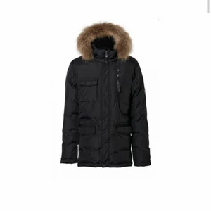 Hollies jacka storlek s-m  - Hollies jacka i färgen svart, jag köpte den förra vintern men eftersom den är kort modell så kunde jag nt använda den så mkt, den är helt ny med äkta päls och den är fft rätt ny, för mer bilder eller frågor kontakta mig gärna. Tack så mycket 😘